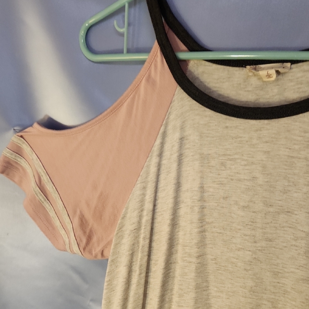 Hem & Thread Cold Shoulder Top - Pink and Gray Sz L - Picture 3 of 7